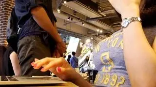 【着衣】カフェで仕事をしているお姉さんの着衣の爆乳を近距離盗撮