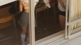 【着替え】教室で体操服に着替える2人の女子高生を望遠で盗撮した動画