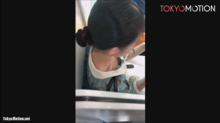 【胸チラ】電車でスマホに夢中な清楚系女子大生の胸チラ盗撮動画