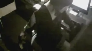 【ネカフェ】着衣のまま騎乗位セックスしているカップルを上から盗撮した動画