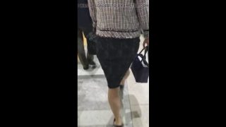 【お尻】セレブな人妻のタイトスカートの美尻をスマホで追跡盗撮