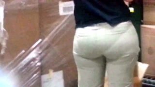 【お尻】倉庫で仕事をしているパンティーラインくっきりのブリブリな巨尻を盗撮