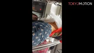 【胸チラ】激レア!逆さ撮りで盗撮された大きなノーブラおっぱいのお姉さん
