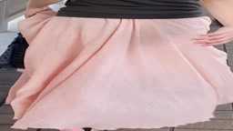 【お尻】ピンクのロングスカートから透けたパンティーをスマホで尾行盗撮