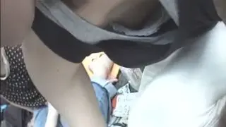 【胸チラ】フリーマーケットで2人の貧乳お姉さんの乳首チラを盗撮した動画集