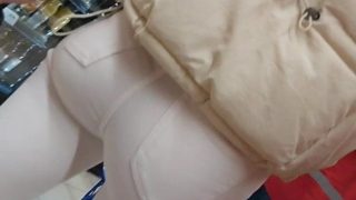 【お尻】スーパーで白いデニムのピタパンの美尻をスマホで盗撮