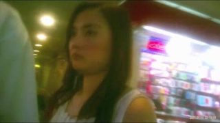 【逆さ撮り】デート中の超美人なお姉さんの白いワンピースを逆さ撮り盗撮