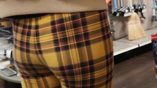 【お尻】黄色いタータンチェックのピタパンを履いたお姉さんの美尻をスマホで盗撮