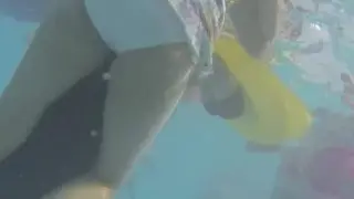 【お尻】レジャープールで水中カメラを使って水着の下半身を盗撮した動画