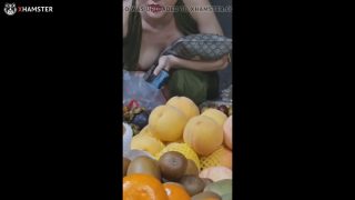 【胸チラ】ワンピースのセレブなお姉さんの前かがみでのノーブラ乳首チラを盗撮