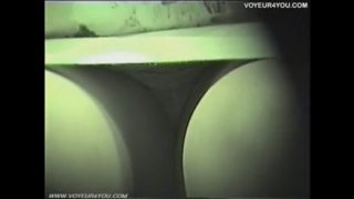 【パンチラ】電車でミニスカお姉さん達のパンチラを暗視カメラで盗撮