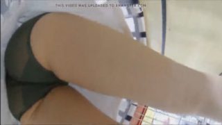 【逆さ撮り】スーパーで買い物中のワンピースのお姉さんを逆さ撮りしてパンティーを盗撮