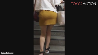 【お尻】パンティーラインが浮き出た2人のミニスカートの女子大生の美尻を尾行盗撮