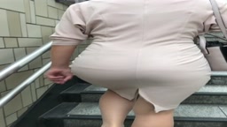 【お尻】駅でエロ過ぎるタイトなワンピースの美尻をスマホで追跡盗撮