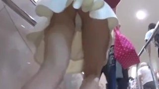 【逆さ撮り】綺麗なお姉さん達のミニスカートを逆さ撮りして美しいパンティーを盗撮