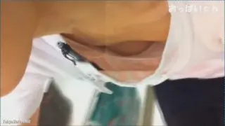 【胸チラ】鞄屋の貧乳店員さん達の接客前かがみ胸チラを大胆に盗撮した動画