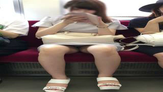 【パンチラ】電車の対面に座っているワンピースの女子大生のパンティーをスマホで盗撮