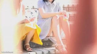 【パンチラ】公園の階段で座りパンチラしている清楚なワンピースのお姉さんを盗撮