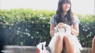【パンチラ】ブサイクですが綺麗な薄いピンクのパンティーを座りパンチラしているお姉さんを盗撮