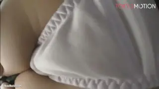 【逆さ撮り】動きが激しいアパレル店員のテカテカパンティーを超ドアップで盗撮