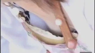 【胸チラ】公園で超美人な人妻の浮き過ぎたブラジャーの乳首チラを盗撮