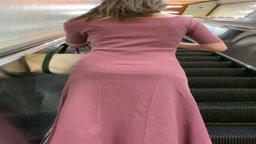 【お尻】タイトなロングワンピースの美尻をエスカレーターで盗撮