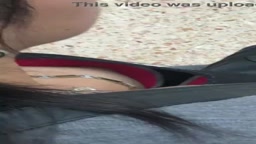 【胸チラ】美乳なお姉さんの胸元からオーバーサイズのブラジャーと乳首を背後から盗撮