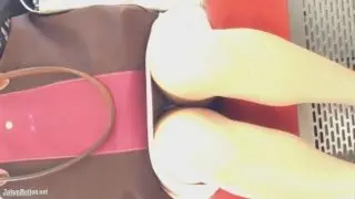 【パンチラ】可愛いお姉さんの日光に照らされて見えるスカートの中のパンティー