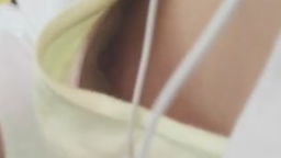 【胸チラ】電車でスマホをしている若い娘の胸元から見える乳首を盗撮