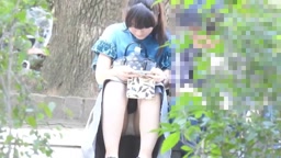 【パンチラ】公園でデート中の清楚で可愛い彼女の純白パンティーを対面から望遠盗撮