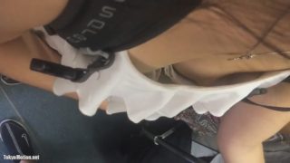 【胸チラ】電車で貧乳な女性の緩い胸元を真上から盗撮してプックリ乳首まで盗撮成功!!