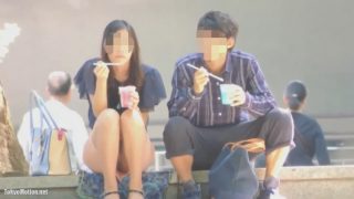 【パンチラ】公園でデート中の若くて可愛い彼女の座りパンチラを望遠カメラで盗撮した動画