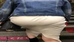 【お尻】駅の階段で薄手のスカートからパンティーが透け透けな美尻をスマホで尾行盗撮！