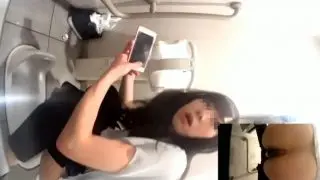 【トイレ・無】駅の和式便所でうんこする美人なOLお姉さんを隠しカメラで盗撮した動画