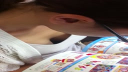 【胸チラ】本を座り読みしているあどけない私服の女子高生の発達したおっぱいをスマホ盗撮