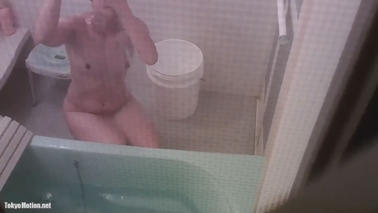 【民家盗撮】半分開いたお風呂の網戸越しに妖艶で美人な熟女の入浴を鮮明に盗撮した動画
