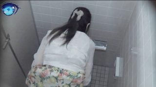 【トイレ】商業施設の和式便所でおしっことうんこする4人の女性を盗撮した動画