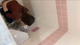【トイレ】商業施設の和式便所でおしっこする若い女性を壁の下と上から盗撮した動画