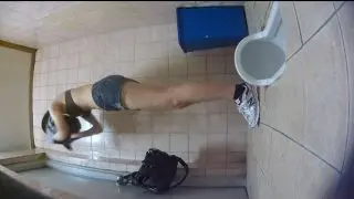 【トイレ】和式便所でおしっこした後に着替える女子大生の姿を隠しカメラで盗撮した動画