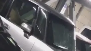 【カーセックス】駐車場で揺れる車の窓からセックスしているカップルを盗撮した動画