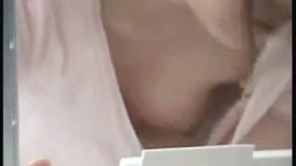 【胸チラ】ホームセンターで胸元がガッツリ開いたお姉さんの前かがみ乳首チラを盗撮