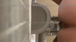 【トイレ】和式トイレの壁の下からおしっこが放出されるところを女盗撮師が盗撮した動画