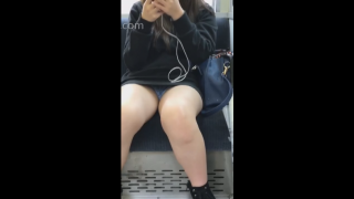 【パンチラ】電車の対面でスマホをしているミニスカのお姉さんのパンチラをスマホで盗撮