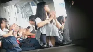 【パンチラ】学校でM字開脚の座りパンチラをしている女子高生を同級生がこっそり盗撮