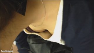 【胸チラ】電車で美乳なお姉さんの胸の谷間を真上から長時間盗撮した動画