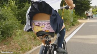 【パンチラ】自転車に乗っているミニスカ女子高生を追跡しながら風パンチラを盗撮