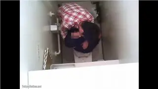 【トイレ】天井に仕掛けられた隠しカメラがキスをする高校生カップルを盗撮した動画