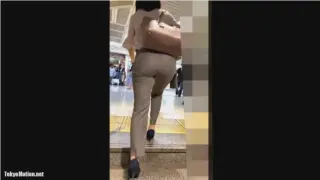 【お尻】駅で見つけたピタパンを履いたOLさんの超美尻を尾行しながら盗撮