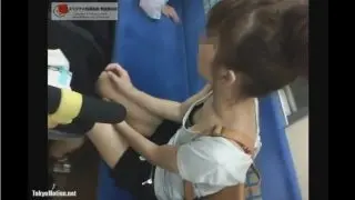 【胸チラ】電車で赤ちゃん連れのギャル系ママの胸元から見える胸チラを盗撮
