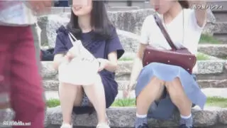 【パンチラ】公園に座っている超可愛いお姉さんのパンチラを望遠カメラで盗撮